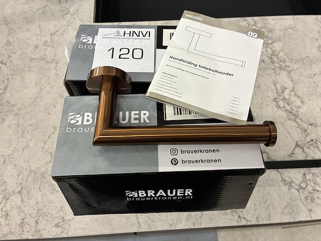 Vier brauer kopergeborstelde wc rol houders. - afbeelding 1 van  2