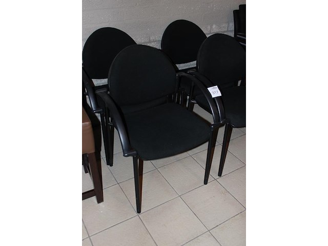 Vier buisstalen stoelen zwart gestoffeerd. - afbeelding 2 van  2