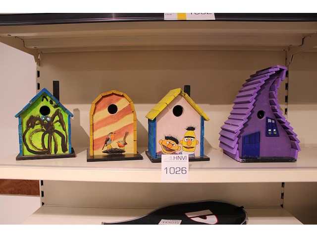 Vier decoratieve vogelhuisjes, o.a. hoogte 29 cm. - afbeelding 1 van  2