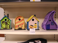 Vier decoratieve vogelhuisjes, o.a. hoogte 29 cm. - afbeelding 1 van  2