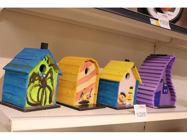 Vier decoratieve vogelhuisjes, o.a. hoogte 29 cm. - afbeelding 2 van  2
