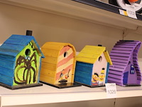 Vier decoratieve vogelhuisjes, o.a. hoogte 29 cm. - afbeelding 2 van  2