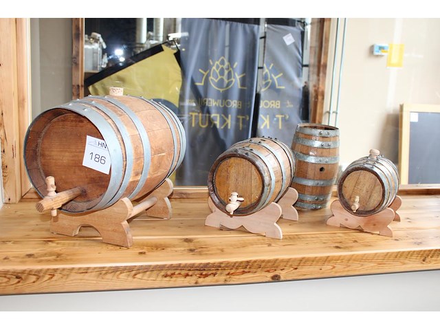 Vier decoratieve wijn / biervaten. - afbeelding 1 van  4