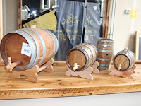 Vier decoratieve wijn / biervaten. - afbeelding 1 van  4