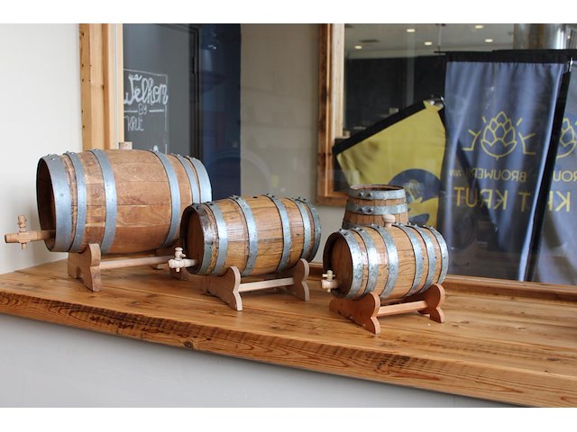 Vier decoratieve wijn / biervaten. - afbeelding 2 van  4