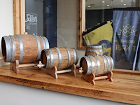 Vier decoratieve wijn / biervaten. - afbeelding 2 van  4