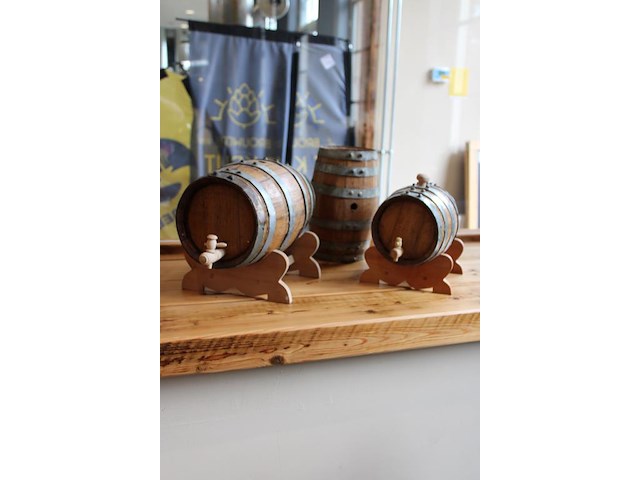 Vier decoratieve wijn / biervaten. - afbeelding 4 van  4