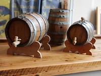 Vier decoratieve wijn / biervaten. - afbeelding 4 van  4