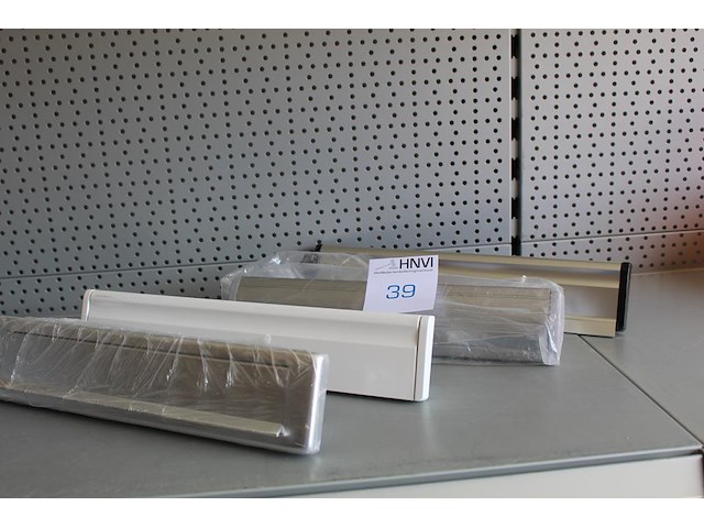 Vier diverse inbouwbrievenbussen. - afbeelding 2 van  3