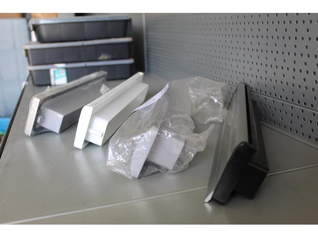 Vier diverse inbouwbrievenbussen. - afbeelding 3 van  3