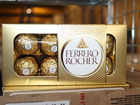 Vier dozen ferrero rocher. 32x 8 stuks. - afbeelding 1 van  4