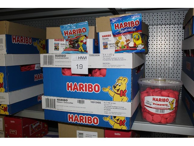 Vier dozen haribo w.o. kindermix, starmix, kikkers en schuimaardbeien. tht 06-08-2026. - afbeelding 1 van  2