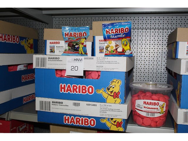 Vier dozen haribo w.o. kindermix, starmix, kikkers en schuimaardbeien. tht 06-08-2026. - afbeelding 1 van  2