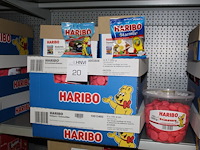 Vier dozen haribo w.o. kindermix, starmix, kikkers en schuimaardbeien. tht 06-08-2026.