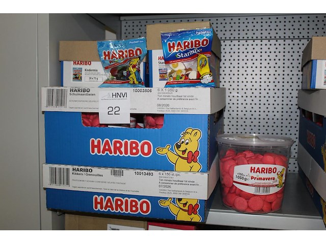 Vier dozen haribo w.o. kindermix, starmix, kikkers en schuimaardbeien. tht 06-08-2026. - afbeelding 1 van  2