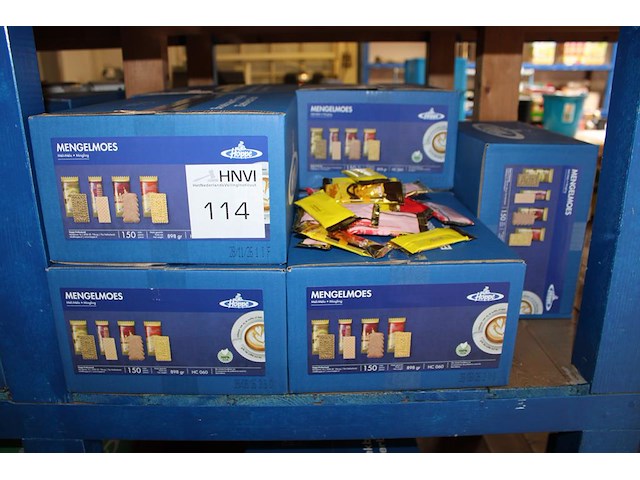 Vier dozen met koekjes mengelmoes. 150 stuks per doos. tht 8/11-2026. - afbeelding 1 van  3