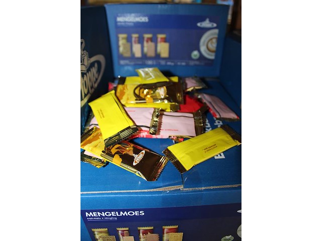 Vier dozen met koekjes mengelmoes. 150 stuks per doos. tht 8/11-2026. - afbeelding 3 van  3