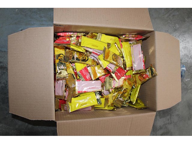 Vier dozen met koekjes mengelmoes. 150 stuks per doos. tht 8/11-2026. - afbeelding 2 van  2
