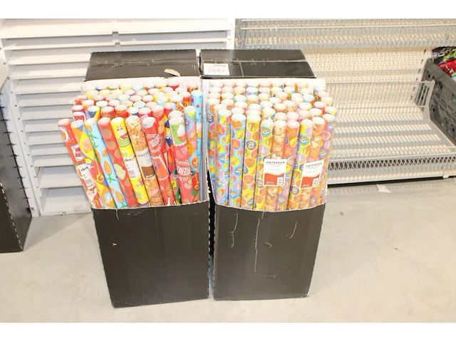 Vier dozen met sinterklaaspapier - afbeelding 1 van  2
