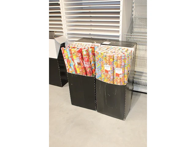Vier dozen met sinterklaaspapier - afbeelding 2 van  2