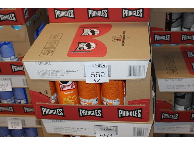 Vier dozen pringles paprika. 76 bussen. - afbeelding 1 van  2