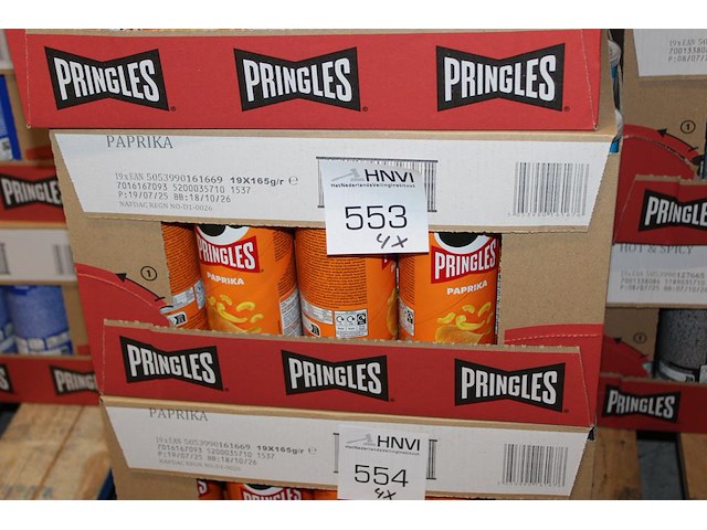 Vier dozen pringles paprika. 76 bussen. - afbeelding 1 van  2