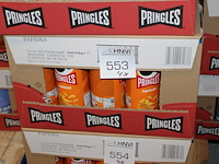 Vier dozen pringles paprika. 76 bussen. - afbeelding 1 van  2