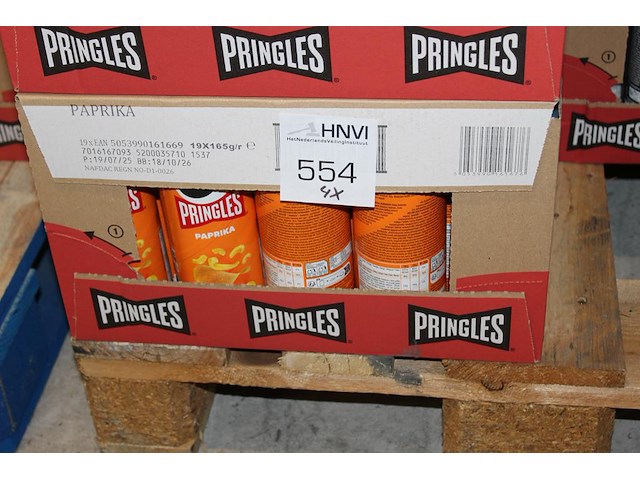 Vier dozen pringles paprika. 76 bussen. - afbeelding 1 van  2