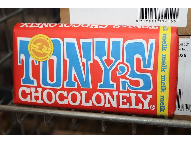 Vier dozen tony's chocolonely. 60 stuks melkchocolade. - afbeelding 1 van  2