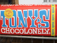 Vier dozen tony's chocolonely. 60 stuks melkchocolade. - afbeelding 1 van  2