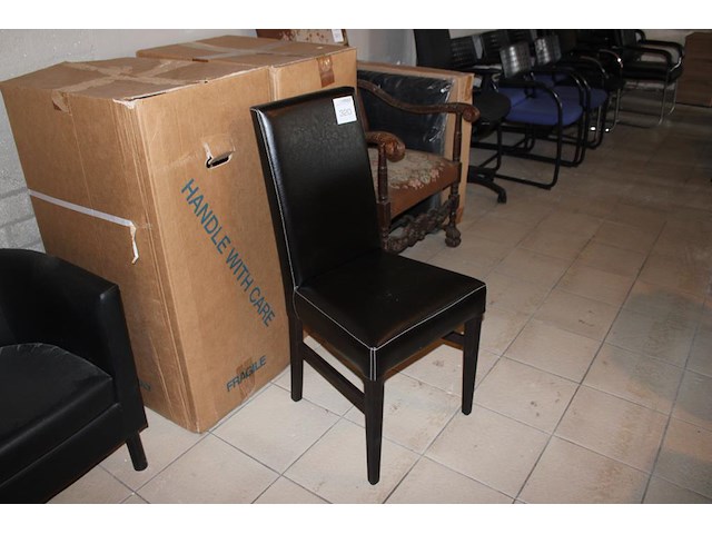 Vier eetkamer stoelen met kunstlederen zitting en houten onderstel. - afbeelding 1 van  2