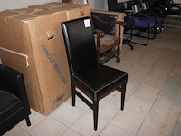 Vier eetkamer stoelen met kunstlederen zitting en houten onderstel.