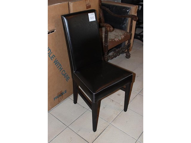 Vier eetkamer stoelen met kunstlederen zitting en houten onderstel. - afbeelding 2 van  2