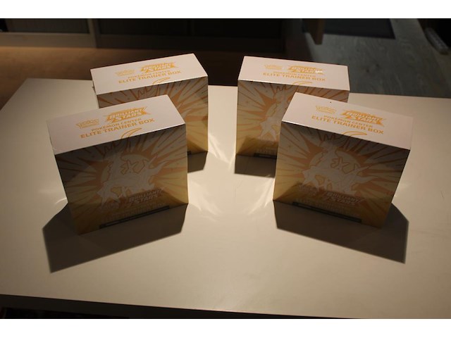 Vier etb boxen pokemon brilliant stars elite trainer box. nog volledig in sealverpakking onderdeel van combinatiekavel kavels p001 t/m p051 combinatiekavel - afbeelding 1 van  2