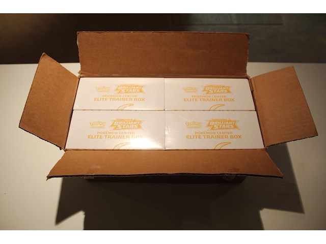 Vier etb boxen pokemon brilliant stars elite trainer box. nog volledig in sealverpakking onderdeel van combinatiekavel kavels p001 t/m p051 combinatiekavel - afbeelding 2 van  2
