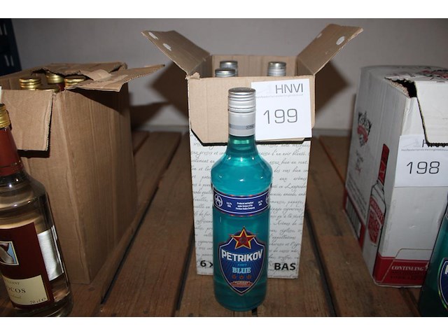 Vier flessen blue wodka petrikov. - afbeelding 1 van  3