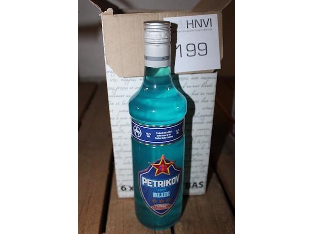 Vier flessen blue wodka petrikov. - afbeelding 3 van  3