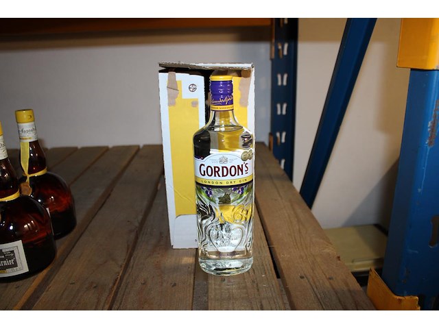 Vier flessen gordon gin. - afbeelding 1 van  2