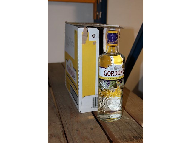 Vier flessen gordon gin. - afbeelding 2 van  2