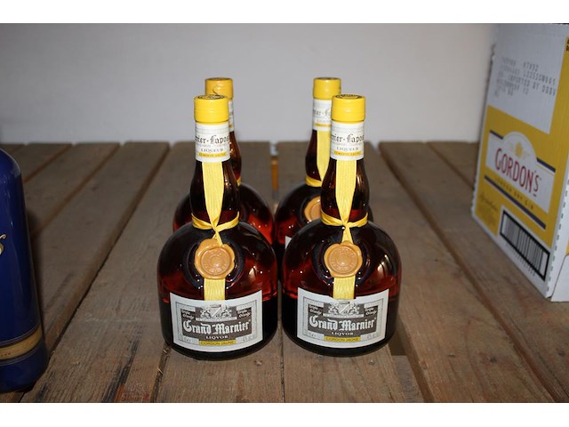 Vier flessen grand marnier. - afbeelding 1 van  2