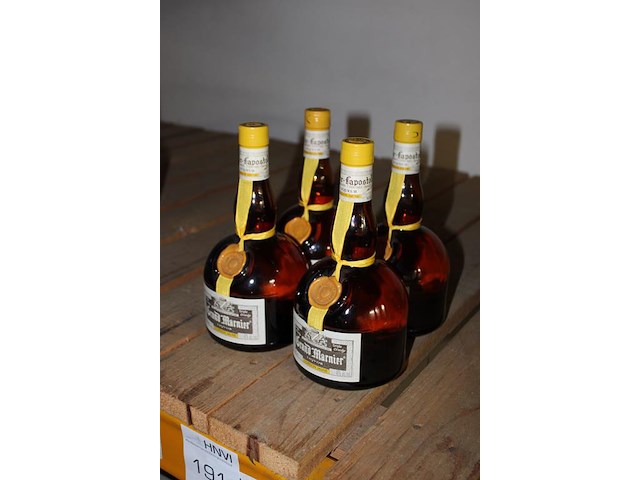 Vier flessen grand marnier. - afbeelding 2 van  2