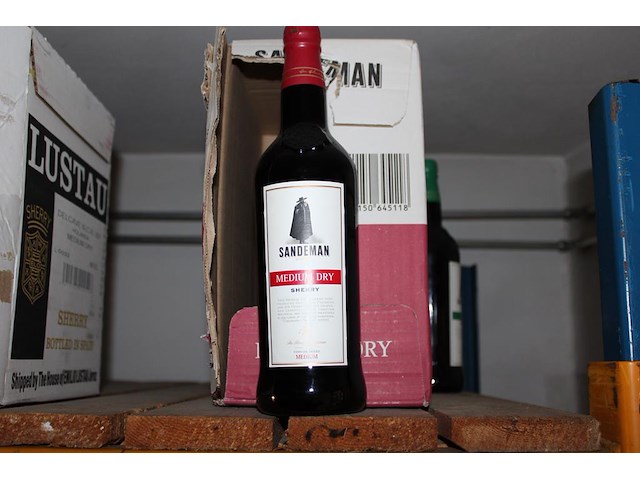 Vier flessen sherry medium dry sandeman. - afbeelding 1 van  2