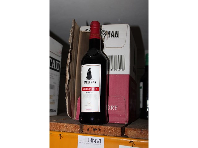 Vier flessen sherry medium dry sandeman. - afbeelding 2 van  2