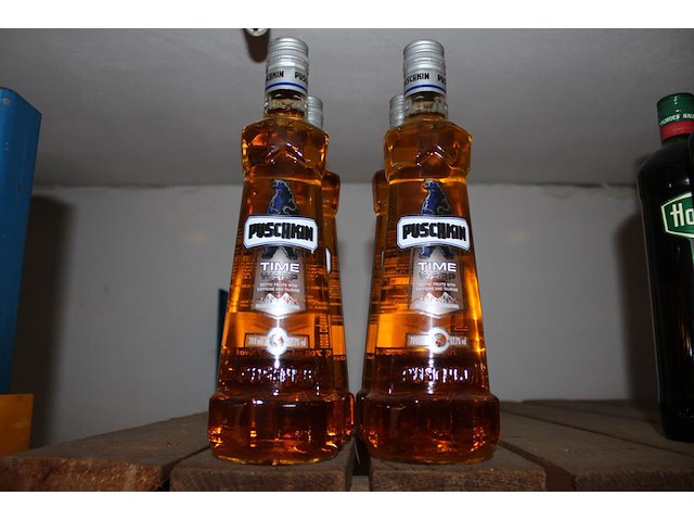 Vier flessen wodka pushkin timewarp. - afbeelding 1 van  2