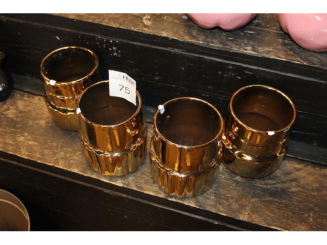 Vier goudkleurige bloemenvazen hoogte 17 cm. - afbeelding 1 van  2