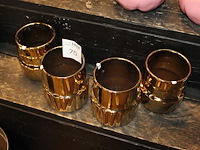 Vier goudkleurige bloemenvazen hoogte 17 cm. - afbeelding 1 van  2