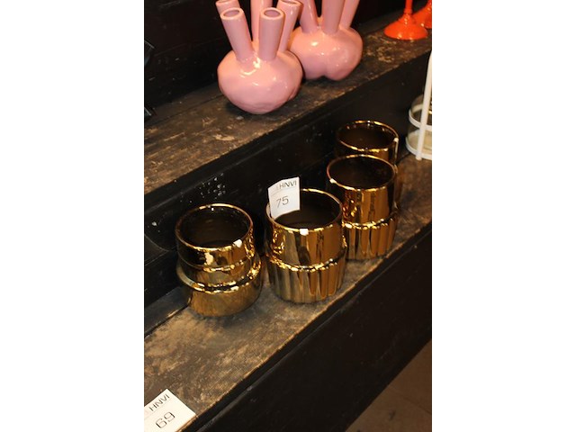 Vier goudkleurige bloemenvazen hoogte 17 cm. - afbeelding 2 van  2