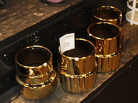 Vier goudkleurige bloemenvazen hoogte 17 cm. - afbeelding 2 van  2