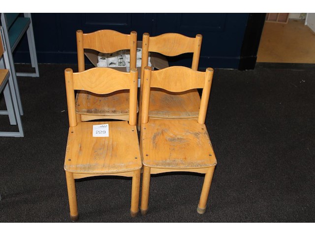 Vier houten kinderstoelen. - afbeelding 1 van  2