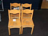 Vier houten kinderstoelen.
